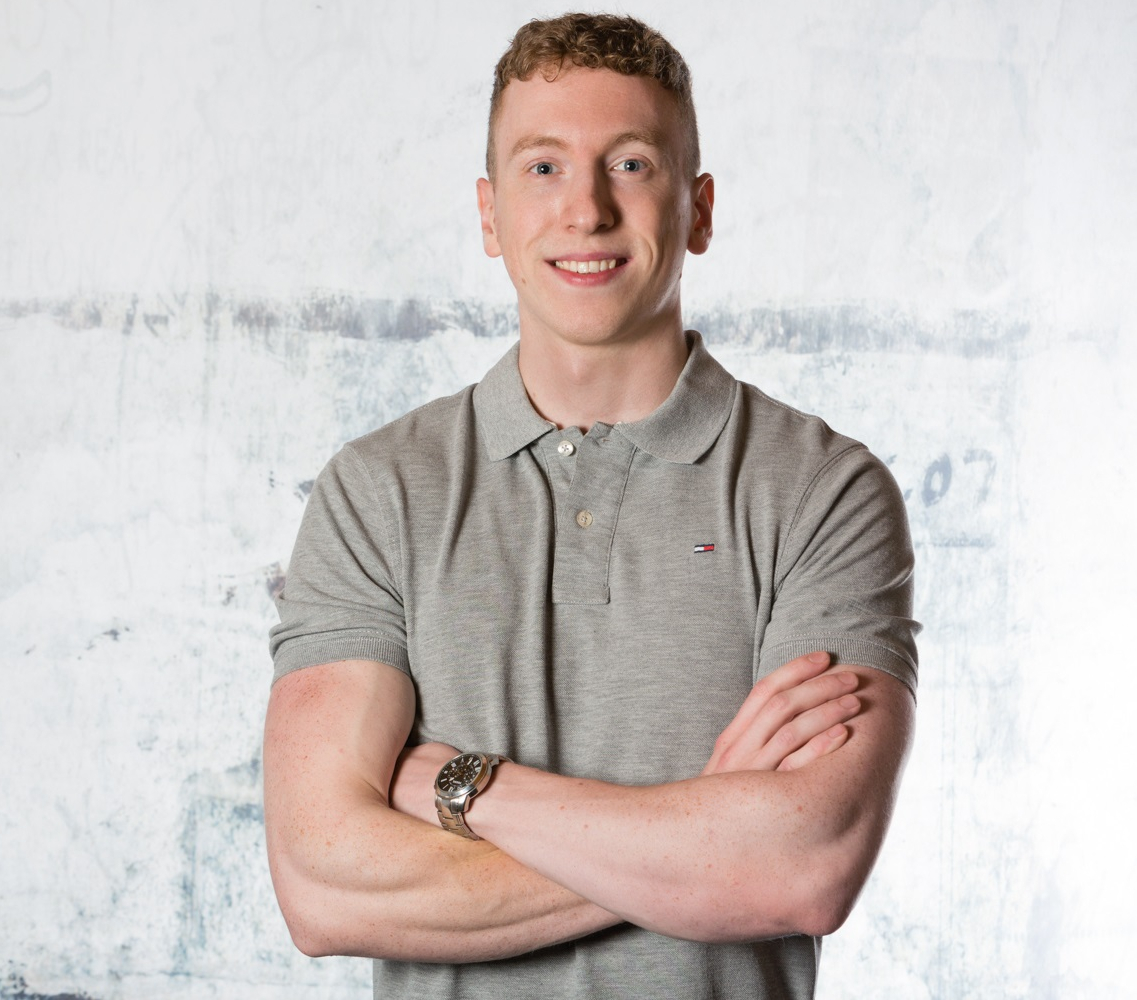 Christoph Schlüter, Trainer für Trichterbrust, Portrait mit verschränkten Armen